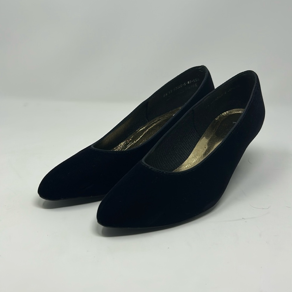 13. Women’s Elegant Flings Black Heels with Gold Insole (8.5)